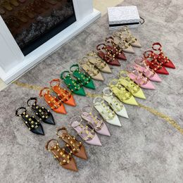 2022 Luxe design vrouwen lederen klinknagels sandalen platte mode sexy puntige teen sandalen zomer outdoor slippers kleding schoenen