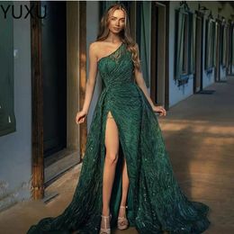 2022 Robes de soirée en or de luxe Lace Crystal perles de balayage à paillettes Train de pagai-marine formelle
