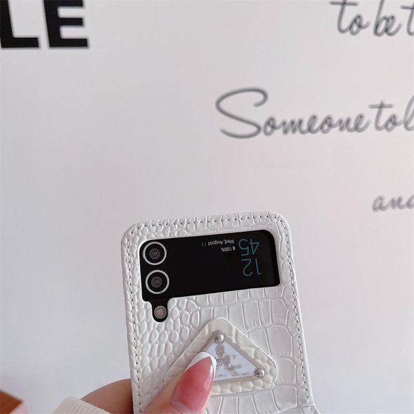 2022 Triangle inversé de luxe Modèles de chaîne réglables de marque Étui de téléphone en cuir pour Samsung Galaxy Z Flip 2 3 4 5G Couverture de protection complète antichoc