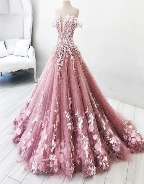 2022 Vestidos de quinceañera rosados ​​de lujo Fuera del hombro Vestido de bola con ojo de cerradura Encaje Blanco Flores florales en 3D Concurso de cuentas de cristal Pr5336326