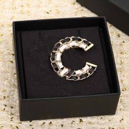 Broche de amuleto de calidad de lujo 2022 con cuentas de concha natural y cuero genuino negro con sello de caja PS4415A