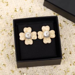 Boucle d'oreille en forme de fleur de charme de qualité de luxe avec couleur blanche et coquille blanche pour les femmes cadeau de bijoux de mariage ont le timbre de boîte PS4236