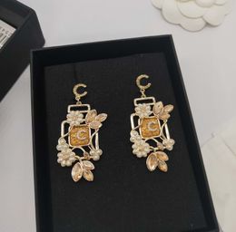 2022 Forme de bouteille de boucle d'oreille de charme de qualité de luxe avec diamant jaune et perles de coquille de nature ont le timbre de boîte PS3522A