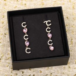 2022 Boucles d'oreilles pendantes de luxe de qualité avec un design en cristal rose en forme de coeur et des perles de coquillages naturels ont le timbre de la boîte PS3428A