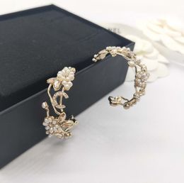 2022 luxe qualité charme demi-rond forme goutte boucle d'oreille avec forme de fleur et perles de coquille nature ont boîte timbre PS4403A