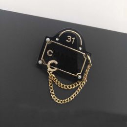 2022 Broche de sac à main de charme de qualité de luxe avec un design de couleur noire et un diamant scintillant en plaqué or 18 carats avec tampon de boîte PS7313A230p