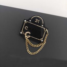 2022 Broche de sac à main de charme de qualité de luxe avec un design de couleur noire et un diamant scintillant en plaqué or 18 carats avec tampon de boîte PS7313A2812