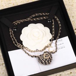 2024 Collier pendentif en forme de coeur de charme de qualité de luxe avec cuir véritable noir avec timbre de boîte PS4452A