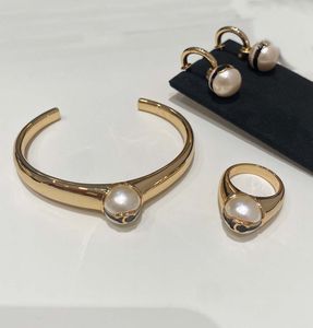 Boucle d'oreille de charme de charme de qualité de luxe avec des perles de coquille de nature en 18 km plaqués avec une boîte de tampon ouverte Bangle Punk Ring Designer Jewelry PS3642B