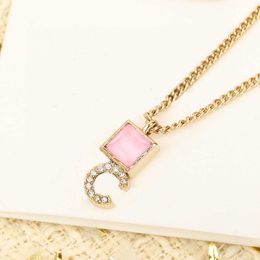 2022 Collier pendentif simple charme de qualité de luxe avec cristal rose et diamant scintillant en plaqué or 18 carats avec cachet de boîte PS7225A