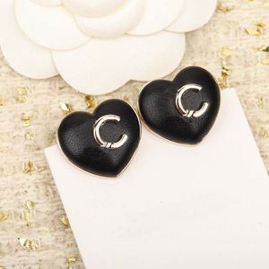 2022 Boucles d'oreilles Charm de qualité de luxe avec un design de couleur noire et une forme de coeur plaquée or 18 carats ont un timbre Box PS3498A