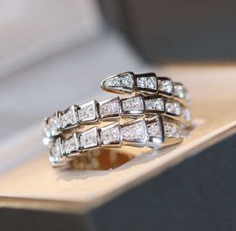 2022 Calidad de lujo Anillos de diamantes clásicos Estilo Anillo de encanto con diamante brillante Joyería de diseñador Bijoux para dama Forma de flor Fiesta de bodas PS4910
