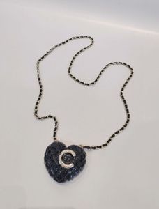 Collier avec pendentif en forme de cœur, chaîne longue de qualité de luxe, en cuir véritable noir, style lisse, avec tampon de boîte, PS4437A, 2024