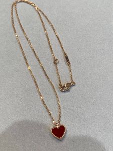 2022 Qualité de luxe V Matériau en or Pendentif à breloque Bracelet en forme de cœur en collier plaqué or 18 carats avec boîte timbre WEB 025