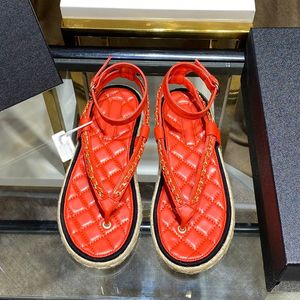 2022 Luxe sandalen ontwerper dames lage hiel metalen ketting klassieke clip weven buitenzool slippers mode vrouwen buitenschoenen strandschoenen flip-flops 35-40