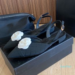 2022 Luxe sandalen ontwerper Dames Premium Camellia -stijl Lage hiel rhombus slippers mode dames klassieke buckle zomer strandschoenen Loafe