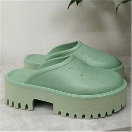 2022 zapatillas de lujo diseñadores de marca Mujeres Señoras Sandalias de plataforma hueca hechas de materiales transparentes moda sexy encantadora playa soleada mujer zapatos zapatillas