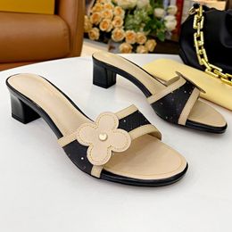 2022 LUXE Pantoufles femme front de mer en cuir marron Sandales pompe Aria slingback chaussures à talon de 4,5 cm sont présentées dans des rivets à fleurs classiques avec sac à poussière orange 35-42