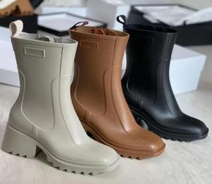2022 Luxurys Diseñadores Mujeres Botas de lluvia Inglaterra Inglaterra impermeable Welly Rubber Rains Zapatos Botones de botín 5242660
