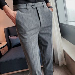 2022 Pantalones de traje a rayas para hombre, pantalones formales de vestir para oficina de negocios y sociales, ropa de calle de alta calidad, pantalones pitillo informales, traje masculino 240318