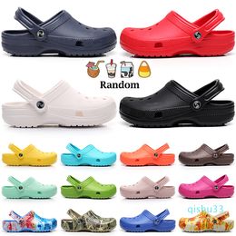 2022 Hommes Femmes Sabots Sandales Designer Diapositives Casual Beach Chaussures imperméables Triple Noir Blanc Rouge Jaune Hommes Femmes Classiques Pantoufles d'été