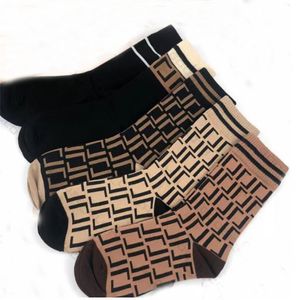 2022 hommes femmes chaussettes brodées coton laine Streetwear chaussettes hommes et femmes Design sport chaussette 5 couleurs mélangées 5 pièces