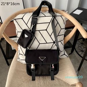 2022 Heren zwarte aktetassen Designer Nylon schoudertassen Mode Crossbody Driehoek Messenger Bag2738