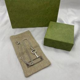 2022 Colliers pour hommes Bijoux de créateurs Vintage Porte-clés Femmes Pendentifs Collier Argent Lettre Cravates Liens Couple Amour Colliers avec boîte