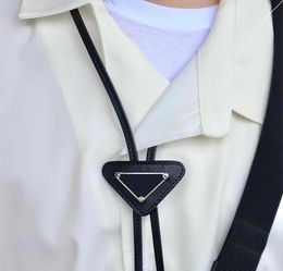 2022 Hommes Femmes Designer Cravates Mode Cuir Cravate Noeud Pour Hommes Dames Avec Motif Lettres Cravates Fourrure Couleur Solide Cravates Collier