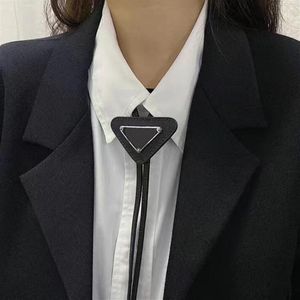 2022 Hommes Femmes Designer Cravates Mode Cuir Cravate Noeud Pour Hommes Dames Avec Motif Lettres Cravates Fourrure Solide Couleur Cravates 4224N