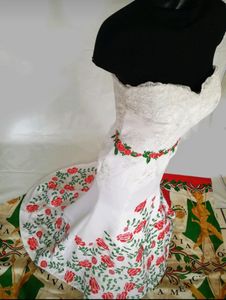 2022 Robe de mariée de style mexicain Fleurs roses brodées en dentelle satinée sans bretelles Corset Retour Femmes Robe de mariée Charro Quinceanera Dr232g