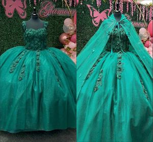 2022 robes de Quinceanera vert émeraude modernes Cape fleurs faites à la main perlées Bling Tulle spaghetti bretelles bal doux robe de graduation femmes
