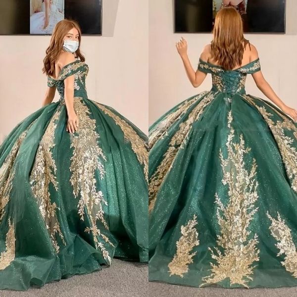 2022 Modeste Vert Foncé Or Appliques Quinceanera Robes Hors Épaule Avec Manches Perlées Longue Train Doux 16 Robe De Bal Fête F0325