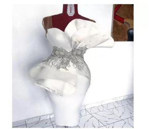 2022 Robes de cocktail à bretelles transparentes blanches modestes froncées en satin longueur au genou robes de soirée de bal courtes paillettes de cristal appliques perlées8164310