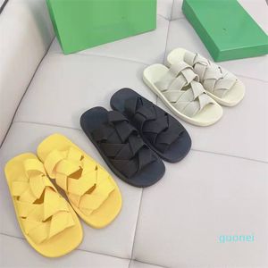 2022 Multi-kleuren casual lekkende teen sandalen en slippers worden door vrouwen gedragen in gladiator sandalen getijden retro hoge hakken met een gesp gordel