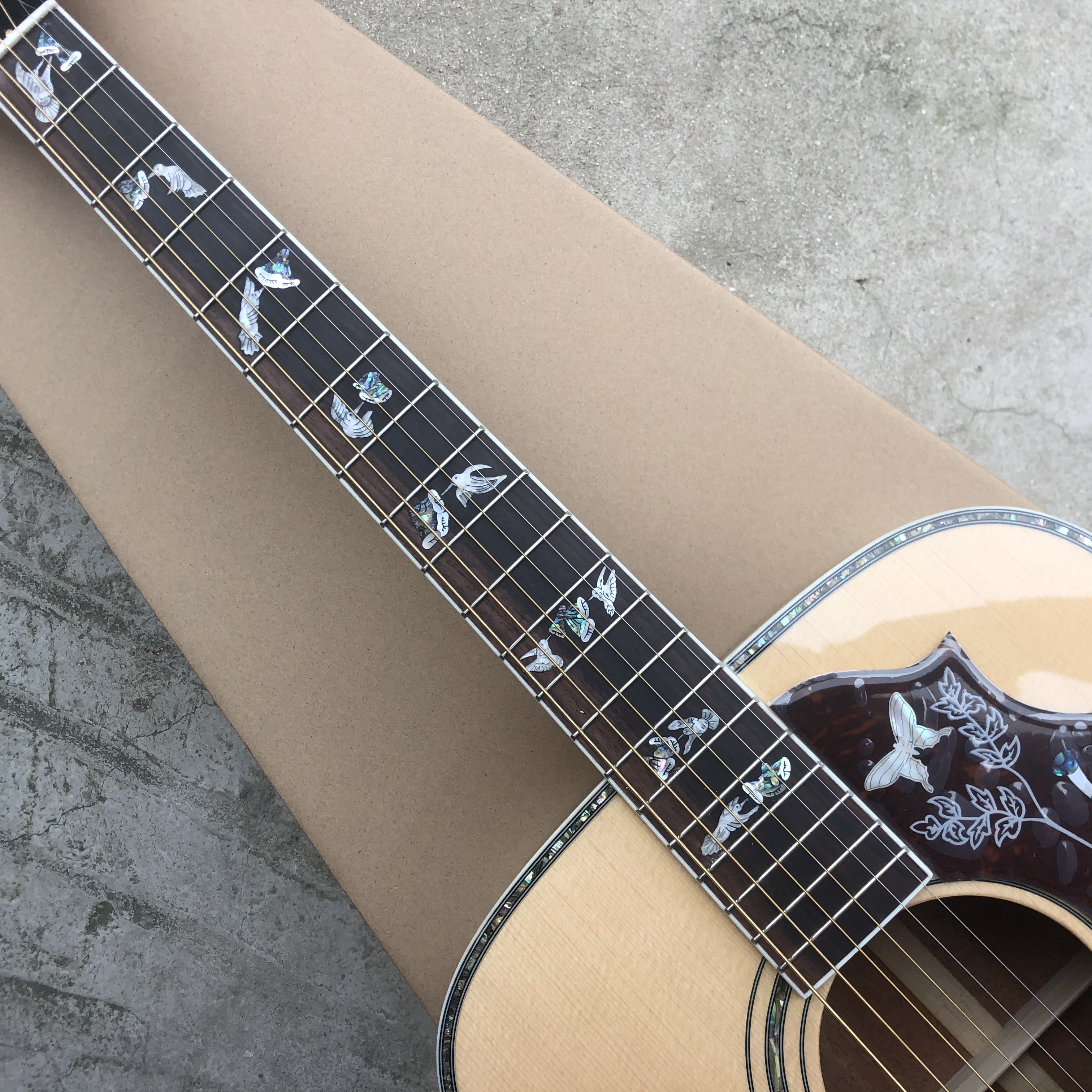 2022 nueva guitarra acústica de 41 pulgadas. Tapa de pícea, aros y fondo de acacia, ribete de concha de abulón en el diapasón