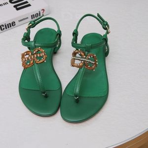 2022 Nieuwe aankomstontwerper Flat Sandals Metal Strip Patent Leather Women Tribute Real Letter Sametal Buckle Women Shoes Beach Flip Flops Slides