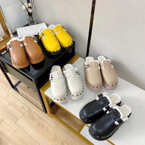 2022 Nieuwe riem gesp gespannende klinknagels Slippers Dikke Soled Muffin Warm Wool Baotou Slippers Luxe ontwerpers dragen damescasual muller schoenen