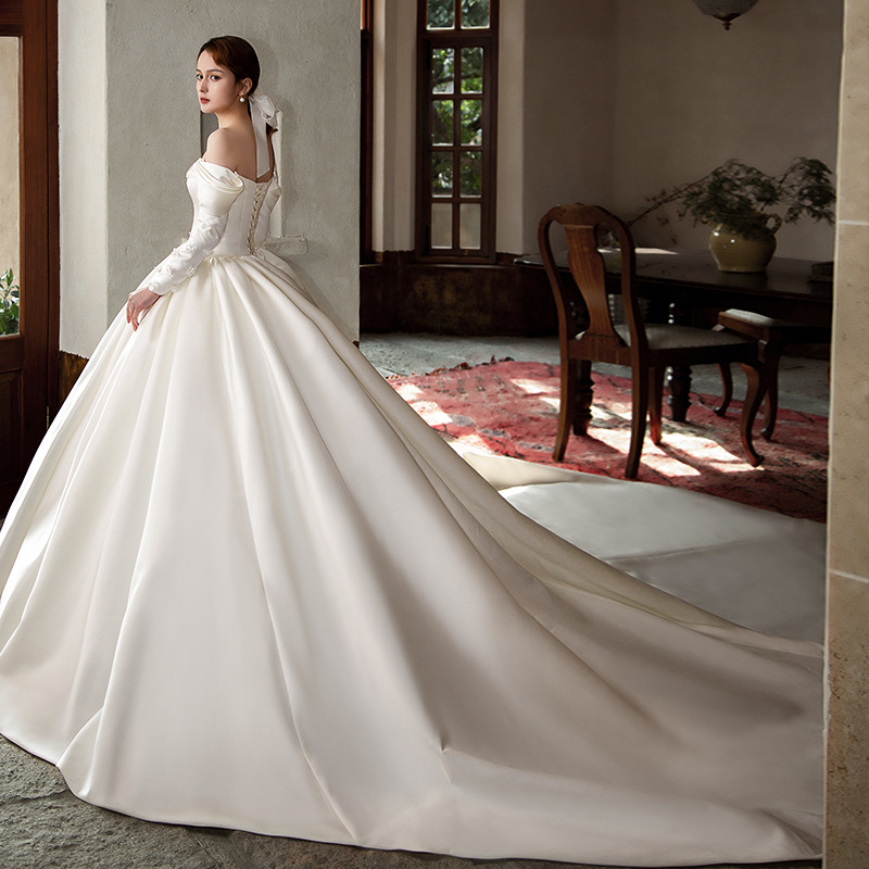 2022 Nouvelle robe de mariée en satin nuptiale Mariage rétro rétro à une épaule à manches longues à manches longues de style européen.