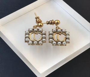 2022 Nouvelles boucles d'oreilles à breloques Fashion Luxury Brand Designer Designs Pearl Rim Lettre en laiton Pendant Party de mariage Couple de couple exceptionnel 3554709