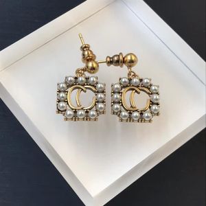 2022 Nouvelles boucles d'oreilles à breloques Mode Marque de luxe Designer Designs Perle Rim Laiton Lettre Pendentif Mariage Fête Couple Cadeau Exceptionnel272h