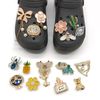 2022 Nouveau cr￩ateur bling metal croc charmes pour d￩corations accessoires de chaussures de luxe dor￩es charmes boucles fit des femmes sandales