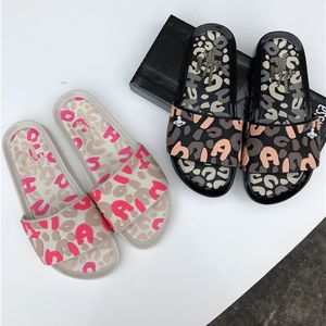 2022 Nieuwe ontwerper lederen slippers zomer sandalen strand platte schoenen letters afdrukken sandaal voor vrouwen
