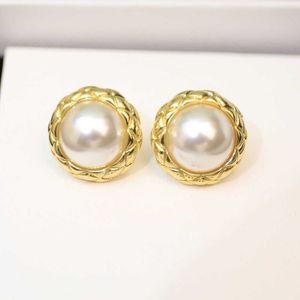 Boucles d'oreilles en perles douces pour femmes, nouveau tempérament élégant, boule de fête circulaire dorée, magnifique marque de bijoux populaire sur Internet, 2022