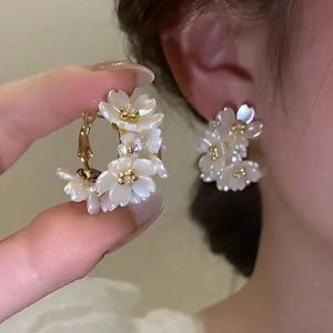 Pendientes de aro con empalme de flores blancas para mujer, aretes geométricos de moda C, joyería elegante de tendencia coreana, novedad de 2022