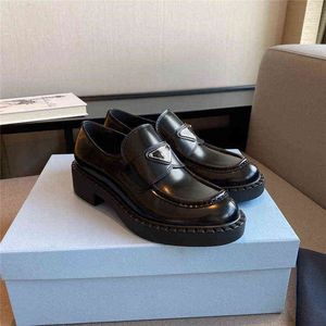 2022 Nouvelles bottes de mode Boots de cr￩ateurs de luxe Mesdames Black Chocolate Brackage Cuir Triangle Shoe Augment Platform Plateforme Sneakers Cloudbust avec Top Quality