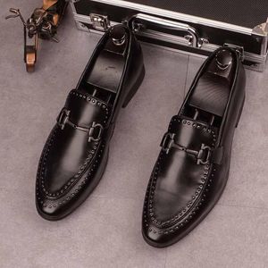 2022 Nieuwe modeontwerper heren puntige zwarte klinknagel slip op oxford flats casual schoenen trouwjurk prom party zapatos hombre