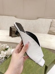 2022 Nouvelle mode dames robe chaussures poisson bouche sandales sexy motif crocodile noir veau designer pantoufles de haute qualité 35-41 avec boîte