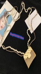 2022 NOUVELLE FORME PARTER BIJOURS PERLS SACS Collier Luxury Gold Mini Bag Long Belt Vintage Perles en cuir Sac Pendante Chaîne 9914658