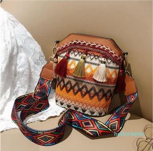 2022 Nouvelle mode rétro vintage broderie boho fourre-tout sac messager style national sacs à bandoulière ethniques hippie bandoulière qualité supérieure